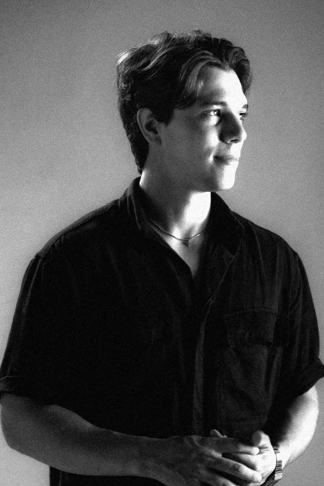 Retrato de Mat Rodrigues em preto e branco